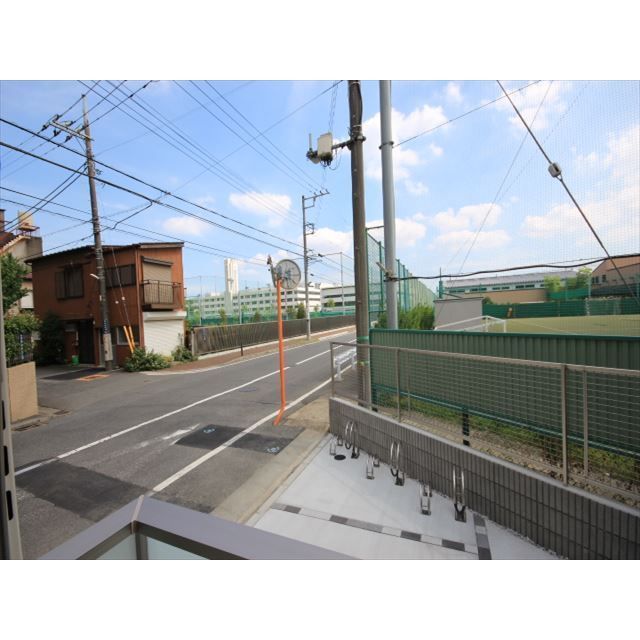 �y���]�z�@�ڂ̑O�ɂ̓O���E���h�����莋�E���J���Ă�