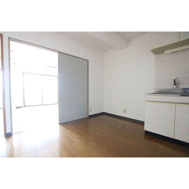 �y�����E���r���O�z�@